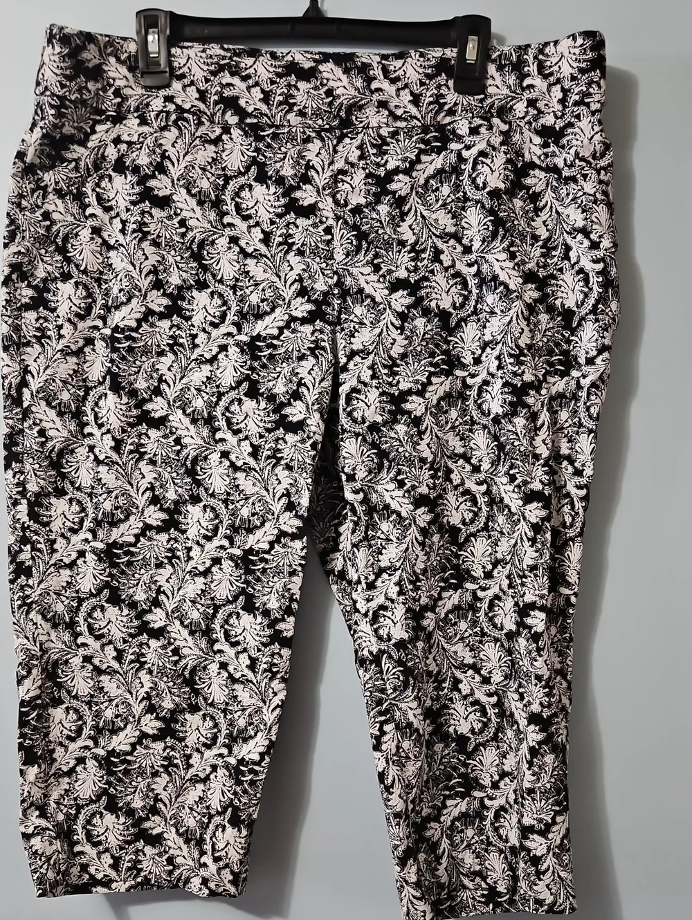 Kim Rogers Curvy Black and White Floral Print Capris Size 18W